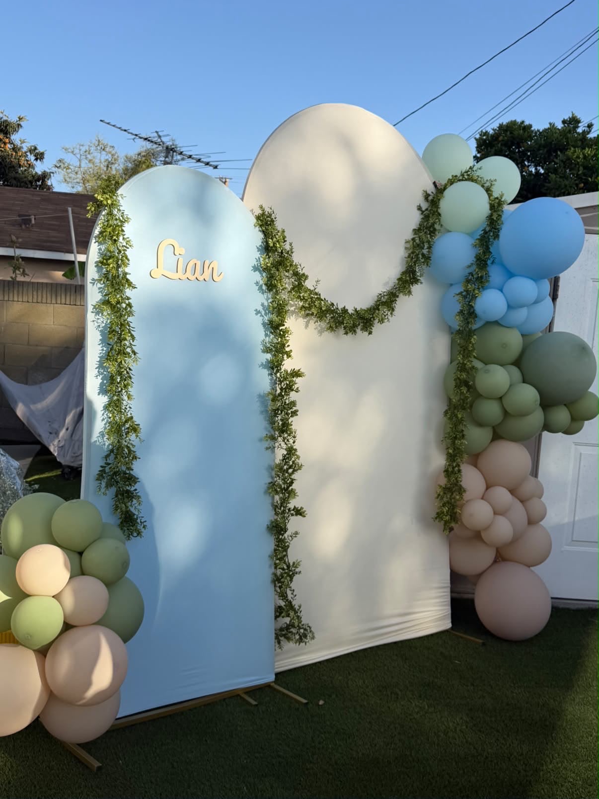 Arch & Balloon Décor: Statement backdrops with arches, balloons in your colors and custom letters.